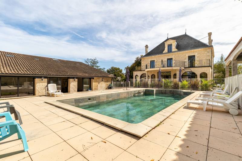 A vendre Chateau avec piscine proche Bordeaux 